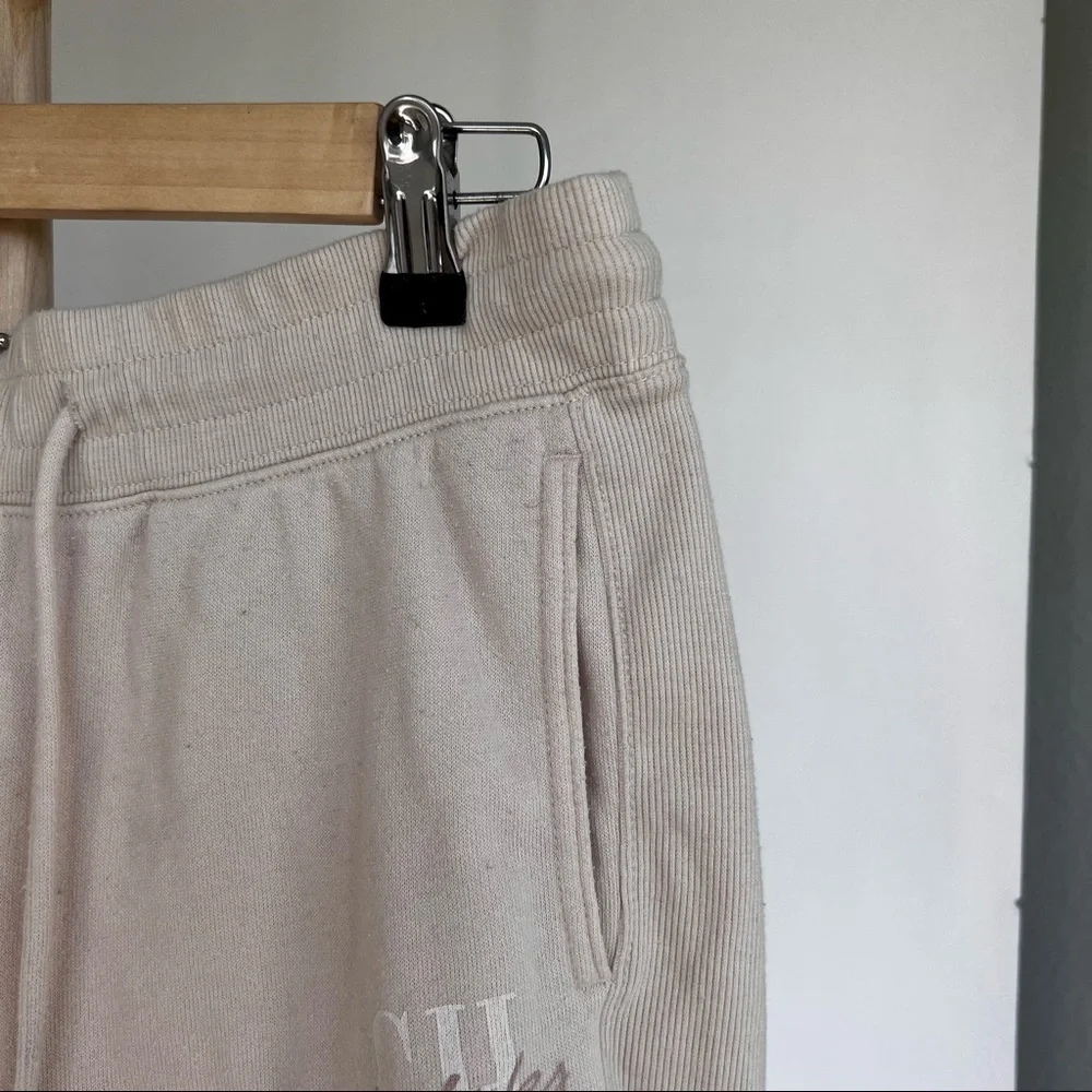 SOLD ❌ CREAM SWEATSHIRT AND SHORTS LOUNGE SET - Picture 5 of 6